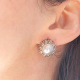 Orecchini a margherita in oro bianco 18K con perle bianche e diamanti di taglio rosetta (0.80ctw ca.), anni ‘40