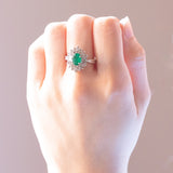 Anello ballerina in oro bianco 18K con smeraldo (0.70ct ca.) e diamanti di taglio brillante e di taglio baguette (0.82ctw ca.), anni ‘60/‘70