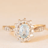 Anello a margherita in oro giallo e bianco 9K con acquamarina (0.40ct ca.) e diamanti (0.18ctw ca.), anni ‘80