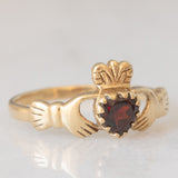 Anello Claddagh vintage in oro giallo 9K con granato di taglio a cuore (0.50ct ca.)