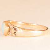 Anello a fascia vintage in oro giallo 8K con opale (0.25ct ca.) e perline bianche, anni ‘70