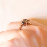 Anello bypass vintage in oro giallo 9K con zaffiri (0.32ctw ca.) e diamanti (0.04ctw ca.), anno 1981
