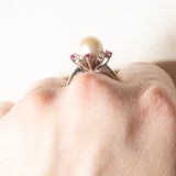 Anello a margherita vintage in oro bianco 14K con perla, rubini sintetici (0.20ctw ca.) e diamanti di taglio brillante (0.14ctw ca.), anni ‘70
