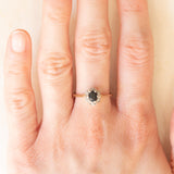 Anello a margherita in oro giallo 9K con zaffiro (0.50ct ca.) e diamanti (0.03ctw ca.), anni ‘80