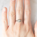 Solitario Art Déco in oro bianco 18K con diamante di taglio brillante (0.08ct ca.) e zaffiri di taglio triangolare, anni ‘30