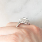 Anello a margherita navette in oro bianco 14K con zaffiro (1ct ca.) e diamanti (0.72ctw ca.), anni ‘70/‘80