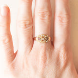 Anello antico in oro giallo 16K con diamante di taglio rosetta, rubini e perline bianche, fine ‘800/inizio ‘900
