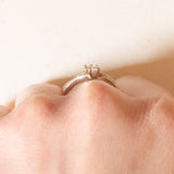 Anello vintage in oro bianco 14K con diamante centrale di taglio marquise (0.25ct ca.) e con diamanti laterali di taglio brillante (0.16ctw ca.), anni ‘70