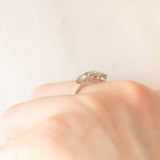 Trilogy vintage in oro bianco 9K con zaffiri verde sintetici (0.80ctw ca.) e diamanti, anni ‘90