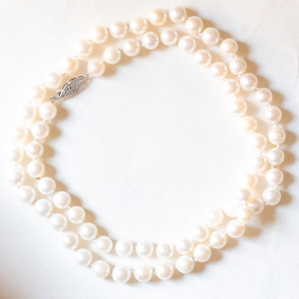 Collana vintage con filo di perle bianche coltivate con chiusura in oro bianco 14K, anni ‘50/‘60