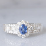 Anello a fascia con margherita in platino con zaffiro (0.44ct) e diamanti (0.67ctw), anni ‘80/‘90