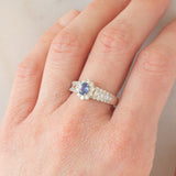 Anello a fascia con margherita in platino con zaffiro (0.44ct) e diamanti (0.67ctw), anni ‘80/‘90