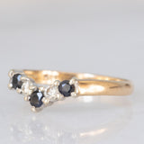 Anello a “V” vintage in oro giallo 9K con zaffiri (0.25ct ca.) e diamanti di taglio brillante (0.10ctw ca.), anni ‘80