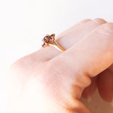 Anello a margherita vintage in oro giallo 9K con granati, anno 1979