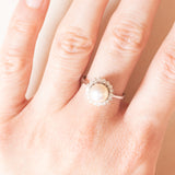 Anello a margherita vintage in oro bianco 14K con perla bianca e diamanti di taglio brillante (0.30ctw ca.), anni ‘50/‘60