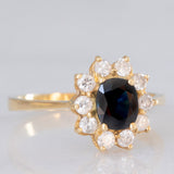 Anello a margherita vintage in oro giallo 18K con zaffiro (0.70ct ca.) e diamanti di taglio brillante (0.40ctw ca.), anni ‘80/‘90