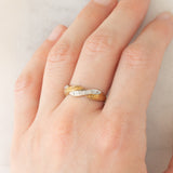 Anello vintage con design intrecciato in oro giallo e bianco 9K con diamanti, anni ‘80/‘90