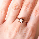 Anello a fiore vintage in oro giallo 9K con opale (0.30ct ca.) e granati (0.50ctw ca.), anno 1982