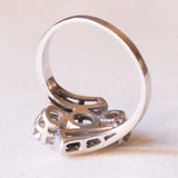 Anello antico in oro bianco 18K con diamanti (centrali di taglio vecchia miniera e per un totale di 2ct ca.), anni ‘40