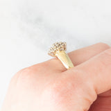 Anello a fiore con fede in oro giallo 14K con diamanti di taglio brillante (1ctw ca.), anni ‘80