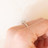 Anello vintage in oro bianco 9K con acquamarina (0.70ct ca.) e diamanti, anni ‘80/‘90