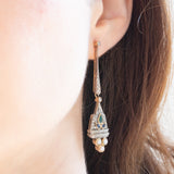 Orecchini Art Déco in oro giallo e bianco 14K con smeraldo, zaffiri, diamanti (0.45ctw ca.) e perle bianche, anni ‘30