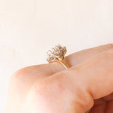Anello a margherita vintage in oro giallo e bianco 9K con opale (0.30ct ca.) e diamanti, anni ‘70/‘80