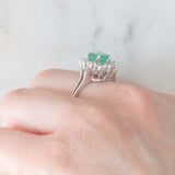 Anello a margherita vintage in oro bianco 14K con smeraldo (1ct ca.) e diamanti di taglio brillante (0.72ctw ca.), anni ‘70/‘80