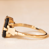 Anello antico in oro giallo 9K e con onice con lettera gotica “M”/“W”, anni ‘30