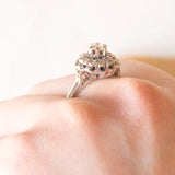 Anello a margherita in oro bianco 18K con diamanti (0.16ctw ca.), anni ‘60/‘70
