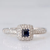 Anello a margherita vintage in oro bianco 9K con zaffiro di taglio carré (0.20ct ca.) e diamanti (0.38ctw ca.), anni ‘90/anni ‘2000