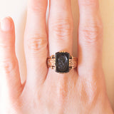 Anello vintage in oro giallo 14K con corniola incisa con profilo di soldato romano, anni ‘50/‘60