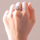 Anello antico in oro bianco 18K con diamanti (centrali di taglio vecchia miniera e per un totale di 2ct ca.), anni ‘40