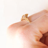 Anello vintage in oro giallo 9K con zirconi cubici rosa e viola e con zircone cubico bianco, anni ‘60/‘70