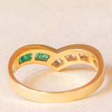 Anello a “V” vintage in oro giallo 18K con smeraldi di taglio carré (0.28ctw ca.) e diamanti di taglio tapered (0.25ctw ca.), anni ‘70/‘80