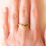 Anello a “V” vintage in oro giallo 18K con smeraldi di taglio carré (0.28ctw ca.) e diamanti di taglio tapered (0.25ctw ca.), anni ‘70/‘80