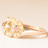 Anello antico in oro giallo 16K con diamante di taglio rosetta, rubini e perline bianche, fine ‘800/inizio ‘900