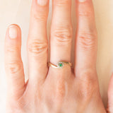 Anello a fiore vintage in oro giallo e bianco 9K con smeraldo (0.08ct ca.) e diamanti (0.06ctw ca.), anni ‘70