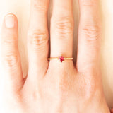 Anello vintage in oro giallo 10K con spinello rosa sintetico (0.30ct ca.) e diamanti