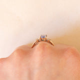 Anello ballerina vintage in oro giallo 9K con tanzanite (0.75ct ca.) e diamanti di taglio tapered (0.10ctw ca.), anno 2011