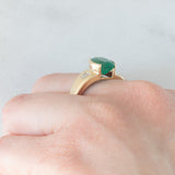 Anello a fascia vintage in oro giallo 9K con smeraldo (2.50ct ca.) e diamanti, anni ‘70/‘80