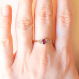 Anello vintage in oro giallo 9K con rubino (0.26ct ca.) e diamanti (0.06ctw ca.), anno 1987