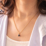 Collana vintage con catenina in oro giallo 14K e con ciondolo in oro giallo 14K con zaffiri (0.60ctw ca.) e diamanti (0.09ctw ca.), anni ‘60/'70