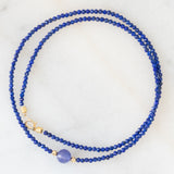 Collana moderna con tanzanite e vetri blu e con chiusura in oro giallo 18K