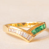 Anello a “V” vintage in oro giallo 18K con smeraldi di taglio carré (0.28ctw ca.) e diamanti di taglio tapered (0.25ctw ca.), anni ‘70/‘80