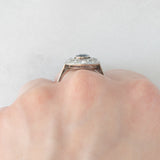 Anello a margherita antico in oro bianco con zaffiro (0.70ct ca.) e diamanti di taglio vecchia miniera (1ctw ca.), anni ‘20/‘30