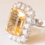 Anello a margherita vintage in oro bianco 18K con quarzo citrino (9.50ct ca.) e diamanti di taglio brillante (1.60ctw ca.), anni ‘60
