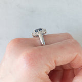 Anello a margherita vintage in oro bianco 14K con zaffiro (1.15ct ca.) e diamanti di taglio brillante (0.48ctw ca.), anni ‘80
