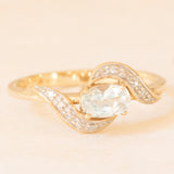 Anello vintage in oro giallo e bianco 9K con topazio azzurro trattato (0.40ct ca.) e diamanti, anni ‘60/‘70