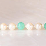 Collana vintage con filo di perle bianche e sfere di crisoprasio e con chiusura in oro bianco 8K con perla bianca, anni ‘70
